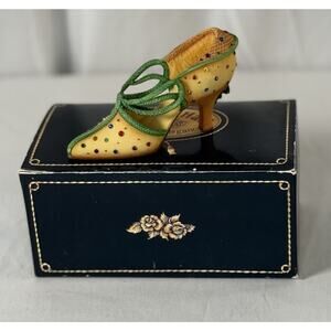 Willow Hall Sweet Sparkle circa 1950 Vintage Shoe and stand, 85-08